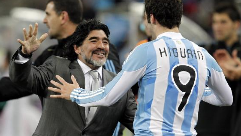 Maradona ‘godet’ Icardin, mbron Higuainin