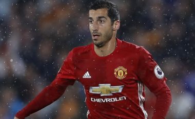 “Ku është Mkhitaryan?”, “Mourinho është sëmundje” – tifozët e Unitedit shpërthejnë në rrjetet sociale për mungesën e armenit (Foto/Video)