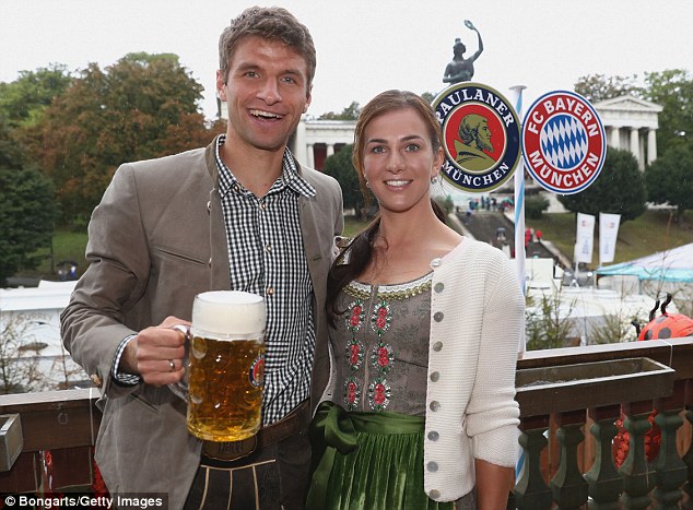 Thomas Muller dhe gruaja e tij, Lisa, ishin të disponuar gjatë setit fotografik në Oktoberfest.
