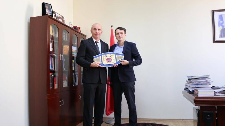 Boksieri shqiptar synon titullin e kampionit botëror
