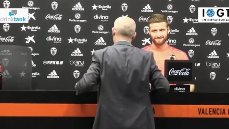 Mustafi i rikthehet ‘incidentit’ me birrën: Unë jam mysliman (Video)