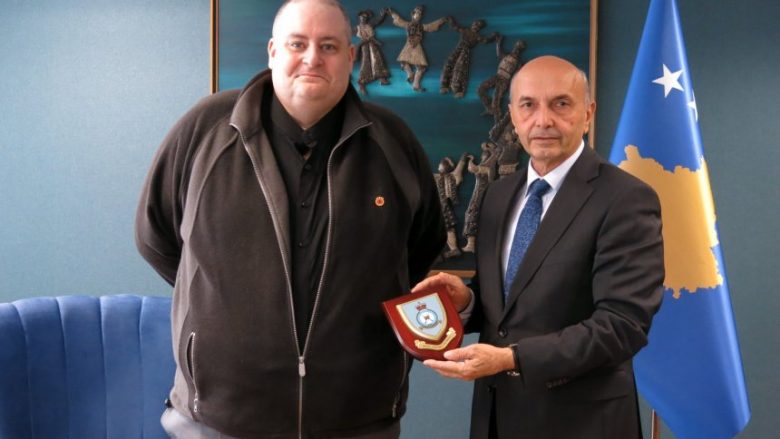 Mustafa i shprehu mirënjohjen e Kosovës për luftëtarin e lirisë, Jon Harrison