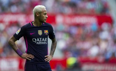 Neymar pëson aksident me Ferrarin e tij, por i gatshëm për Barcelonën (Foto)