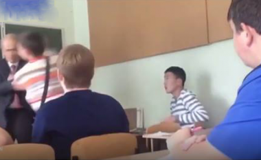 Nxënësi e sulmon mësuesin, sepse ia hoqi kufjet nga veshi (Video)
