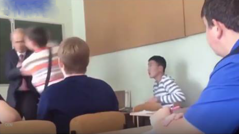 Nxënësi e sulmon mësuesin, sepse ia hoqi kufjet nga veshi (Video)