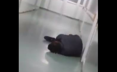 Pacienti i shtrirë në korridorin e spitalit të Gjakovës (Video)