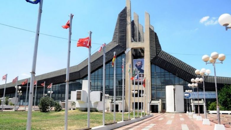 Bizneset në “Pallatin e Rinisë”, “peng” i borxheve të AKP-së