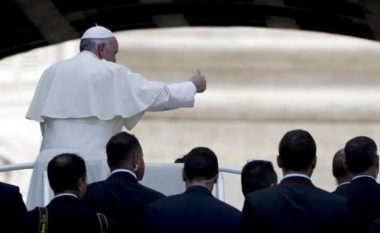 Papa amerikanëve: Së pari lutuni, pastaj votoni