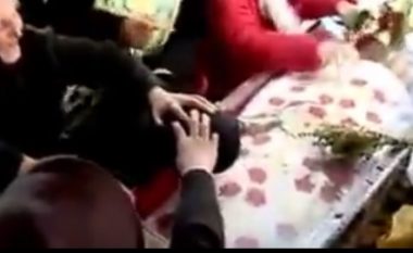 Gruaja e “pushtuar” në histeri, e “qetësojnë” duke ia vënë kokën në arkivolin me eshtrat Shën Parashqevisë (Video)