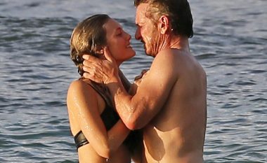 Sean Penn në momente romantike me të dashurën 32 vjet më të re (Foto)