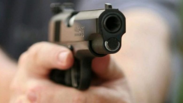 Plagoset me armë një person në Prishtinë