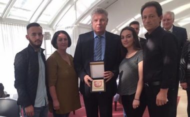 Familja Segashi i dorëzoi kryetarit të Munihut plaketen e Podujevës, dhuratë nga Agim Veliu