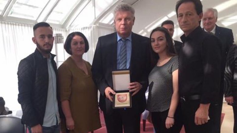 Familja Segashi i dorëzoi kryetarit të Munihut plaketen e Podujevës, dhuratë nga Agim Veliu