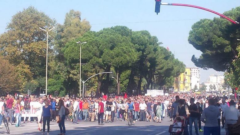 Qindra qytetarë dalin në protestë kundër plehrave (Video)