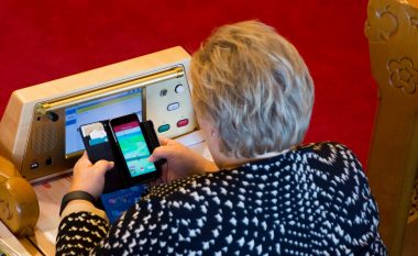 Kryeministrja e Norvegjisë kapet mat në parlament – duke luajtur Pokemon Go! (Foto)