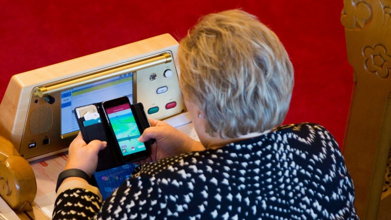 Kryeministrja e Norvegjisë kapet mat në parlament – duke luajtur Pokemon Go! (Foto)