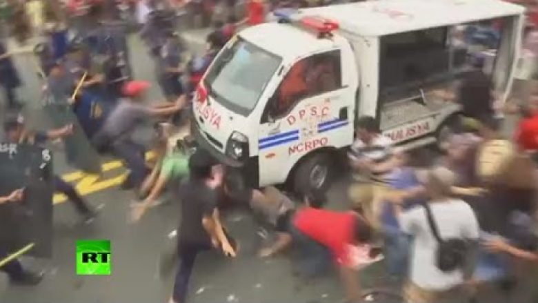 Policia tenton të shpërndajë protestuesit, duke i shkelur me furgon (Video)