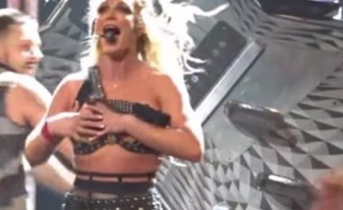 Britney Spears probleme me veshjen, pothuajse zbuloi gjithçka (Video)