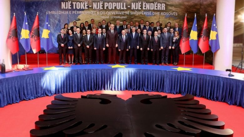 A do të duhej të mbahej mbledhja e qeverive Kosovë-Shqipëri, pas ‘fërkimeve’ të fundit?