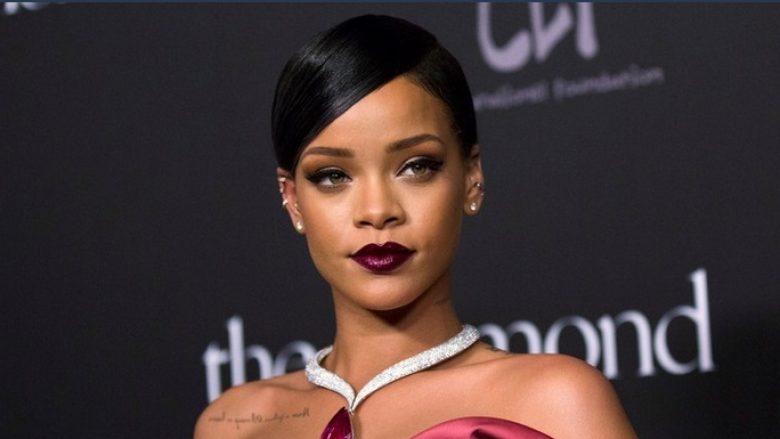 Rihanna zbulon një detaj rreth romancave të saj (Foto)