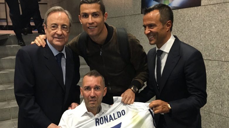 Mysafiri special i Ronaldos në ndeshje me Legian, dikur lojtar i njohur – tashmë i sëmurë rëndë (Foto)