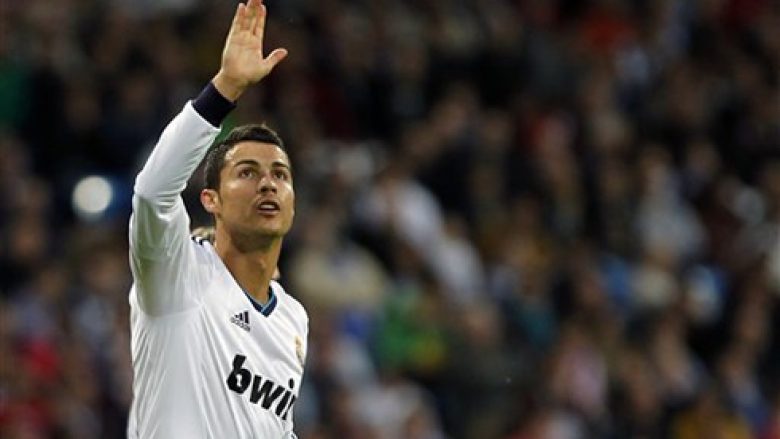 Provat me imazhe: Pse Ronaldo e ngre gjithnjë dorën (Foto)