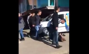 Disa të rinj rrahin brutalisht bashkëmoshatarin në Malishevë (Video)