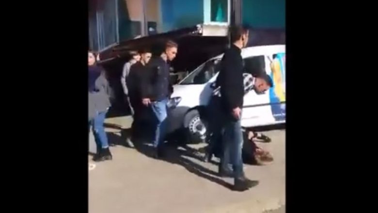 Disa të rinj rrahin brutalisht bashkëmoshatarin në Malishevë (Video)