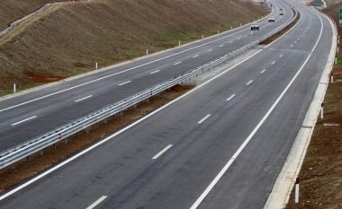 Vetura lëvizë në drejtim të kundërt në autostradë afër Prishtinës (Video)