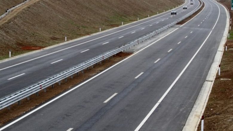 Vetura lëvizë në drejtim të kundërt në autostradë afër Prishtinës (Video)