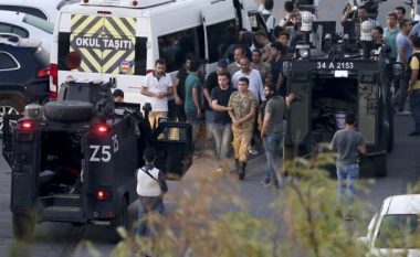 Shkarkohen mbi 10 mijë funksionarë shtetërorë në Turqi