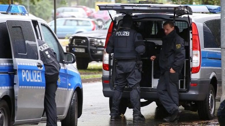 Shqiptari theret me thikë në Gjermani, autorët arratisen