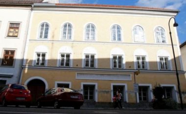 Ministri austriak tërhiqet nga rrënimi i shtëpisë së Hitlerit