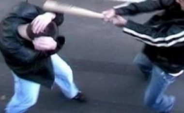 Një serb i mitur rrah me shufër një bashkëvendës të tij