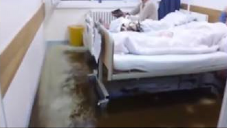 Spitalin e Pejës e merr uji (Video)