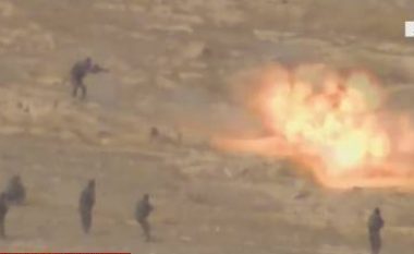 Momenti kur sulmuesi vetëvrasës hedh veten në erë – gjatë luftimeve në Mosul (Video,+18)