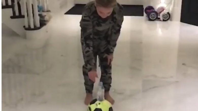 Ajo çfarë bën vajza e Terryt me topin, vështirë se do të mundte një futbollist profesionist (Video)