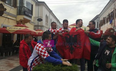 Mediat serbe: Sa shumë e duan njëri-tjetrin, huliganët kroatë dhe shqiptarë së bashku ofendojnë Serbinë (Video)