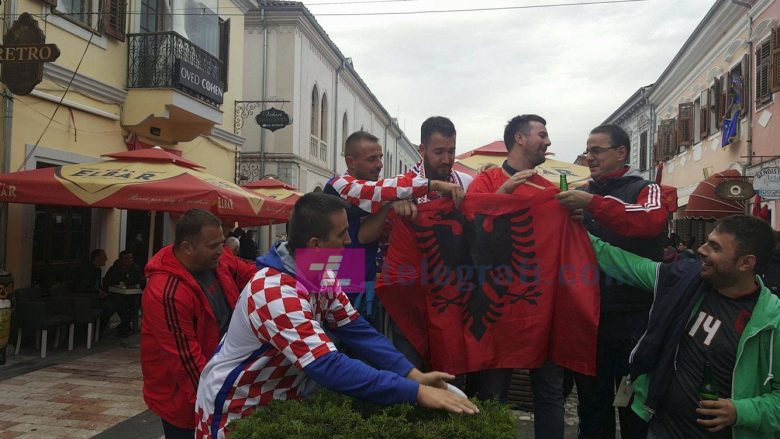 Mediat serbe: Sa shumë e duan njëri-tjetrin, huliganët kroatë dhe shqiptarë së bashku ofendojnë Serbinë (Video)