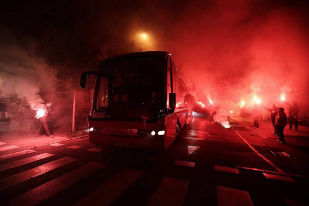 Tifozët sllovenë duke ndezur fishekzjarrë kundrejt autobusit të ekipit kundërshtar. 