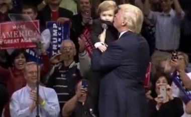 Trump mahnitet nga vogëlushi që ngjan me të: Silleni menjëherë këtu! (Video)