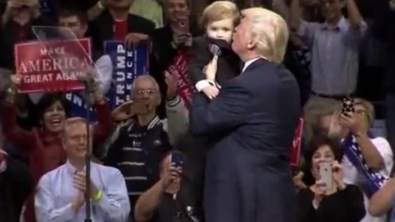 Trump mahnitet nga vogëlushi që ngjan me të: Silleni menjëherë këtu! (Video)