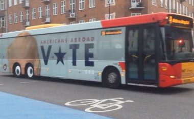 Autobusi me fotografinë e Donald Trump, shihni çfarë ndodh me “sytë” e tij! (Video)