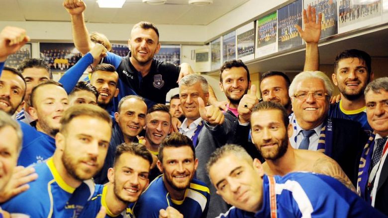 Megjithatë, Presidenti buzëqeshte gjatë humbjes së Kosovës (Foto)