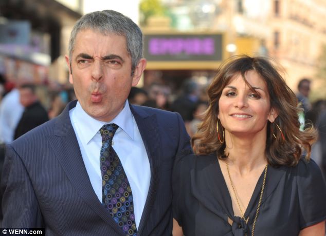  Rowan Atkinson ka lënë bashkëshorten Sunetra pas 23 vitesh martesë për të filluar një marrëdhënie me bukuroshen 28 vjet më të re, Louise Ford. 
