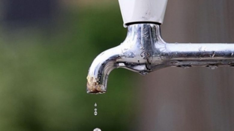 Helmimi i qytetarëve në Kaçanik, Ministria e Shëndetësisë: Analizat tregojnë se uji nuk është i pijshëm