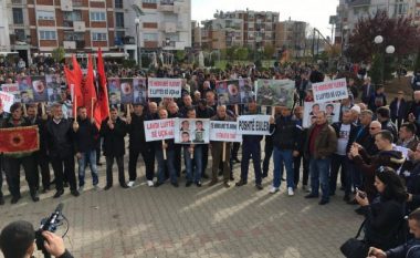 Drenasi proteston kundër dënimeve të pjesëtarëve të UÇK-së