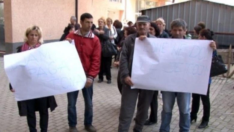 Protestojnë punëtorët teknik të spitalit në Gjakovë