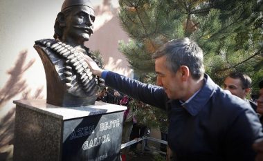 Veseli premton, së shpejti busti i Azem Galicës në Vushtrri, Mitrovicë dhe Prishtinë