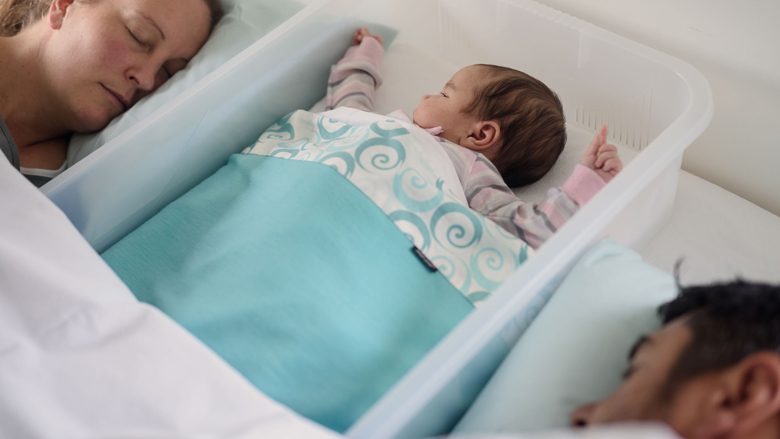 Bebet duhet të flenë me prindërit për një vit që të shmangin vdekjen e papritur
